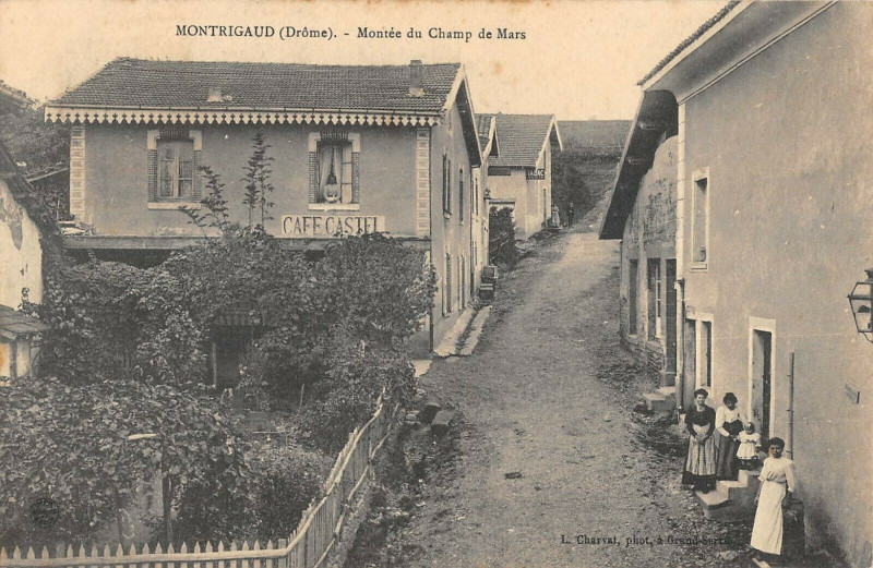 Carte postale ancienne Montrigaud Montee Du Champ De Mars