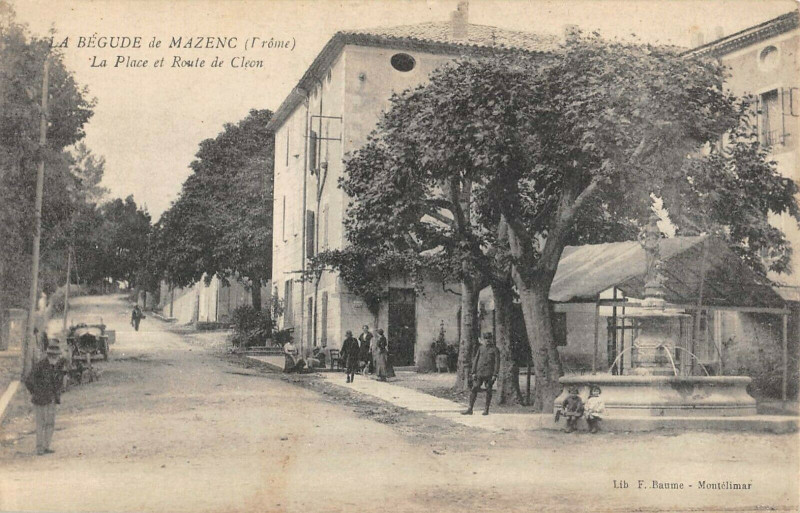 Carte postale ancienne La Begude De Mazenc La Place Et Route De Cleon