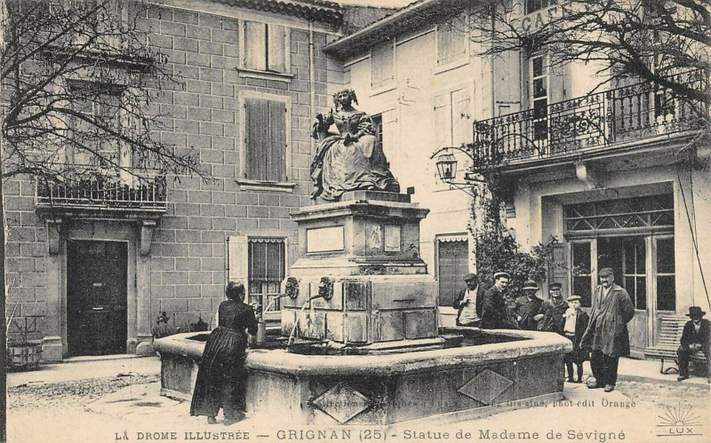 Carte postale ancienne Grignan Statue Me De Sevigne à Grignan