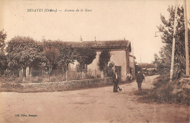 Carte postale ancienne Besayes Avenue De La Gare à Bésayes