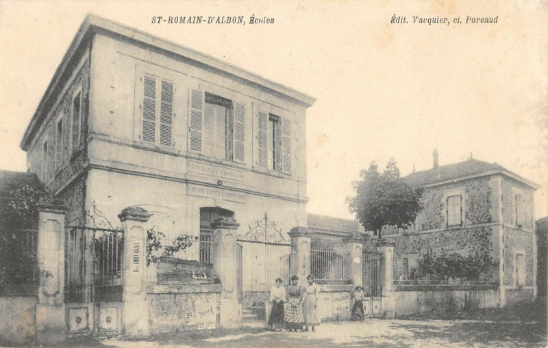 Carte postale ancienne Saint Romain D'Albon Les Ecoles à Albon