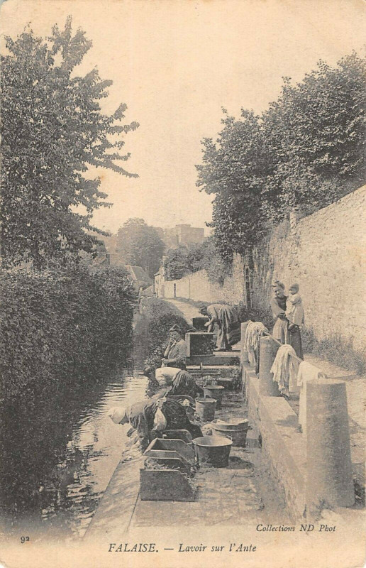 Carte postale ancienne Lisieux Lavoir Sur L'Ante à Lisieux