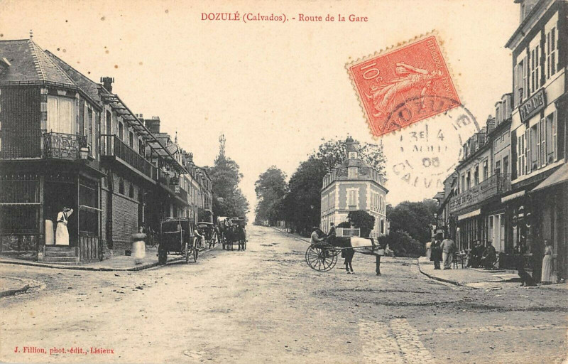 Carte postale ancienne Dozule Route De La Gare à Dozulé