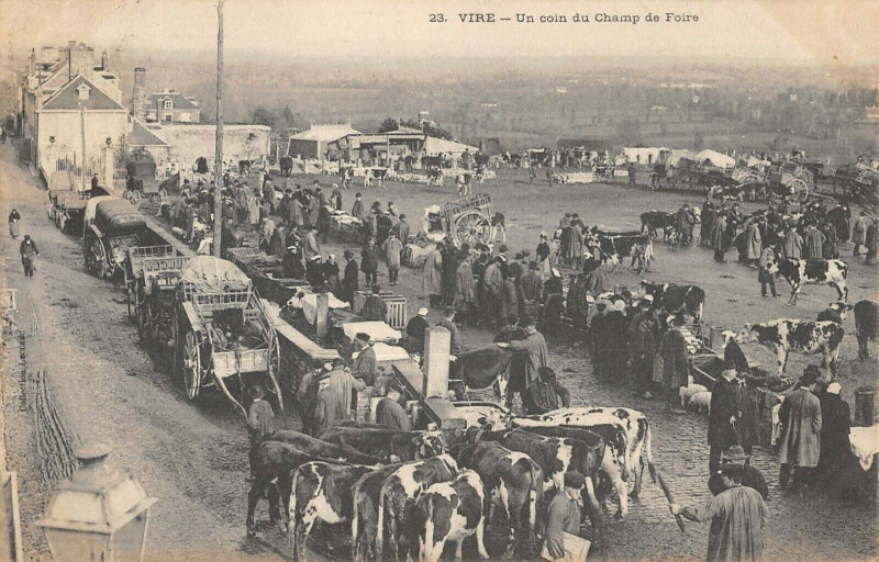 Carte postale ancienne Vire Un Coin Du Champ De Foire