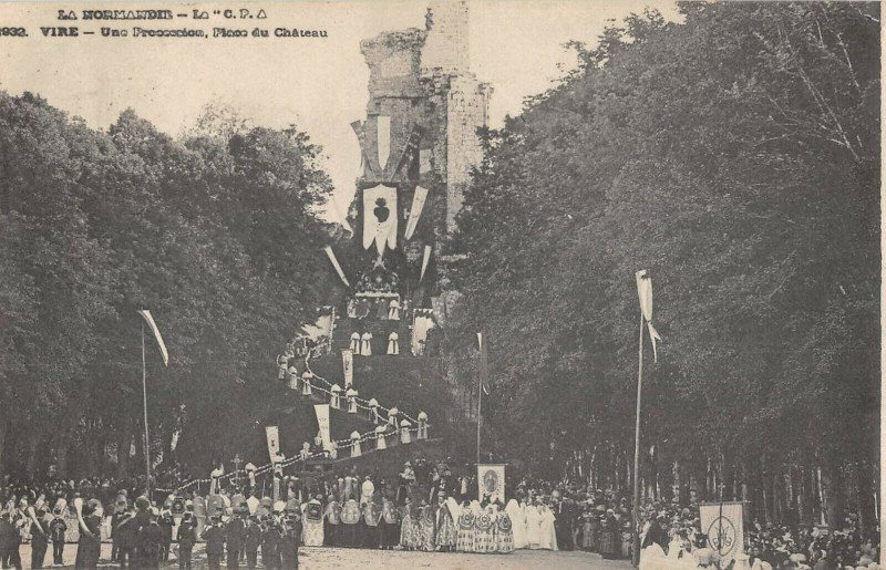 Carte postale ancienne Vire Une Procession Place Du Chateau