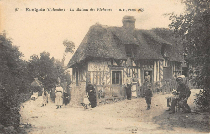 Carte postale ancienne Blangy Le Chateau Le Bureau De Poste Et La Route De Lisieux à Lisieux