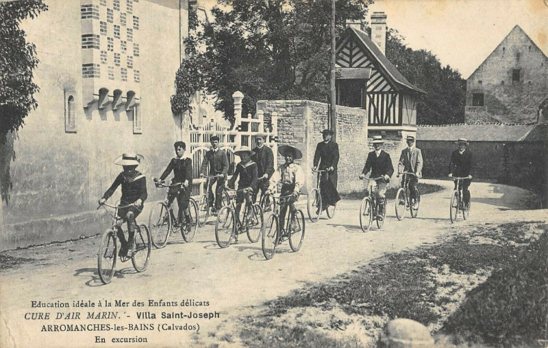 Carte postale ancienne Arromanches Les Bains En Excursion Enfants Delicats à Arromanches-les-Bains