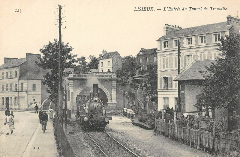 Carte postale ancienne Lisieux Entree Du Tunnel De Trouville Train à Lisieux