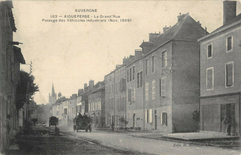 Carte postale ancienne Aigueperse La Grand Rue Passage Des Vehicules Industriels à Aigueperse
