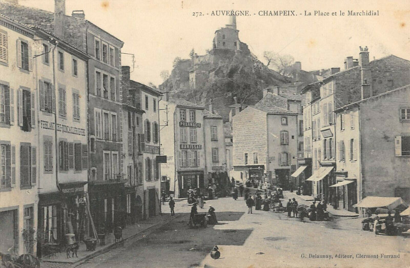 Carte postale ancienne Champeix La Place Marchidial à Champeix