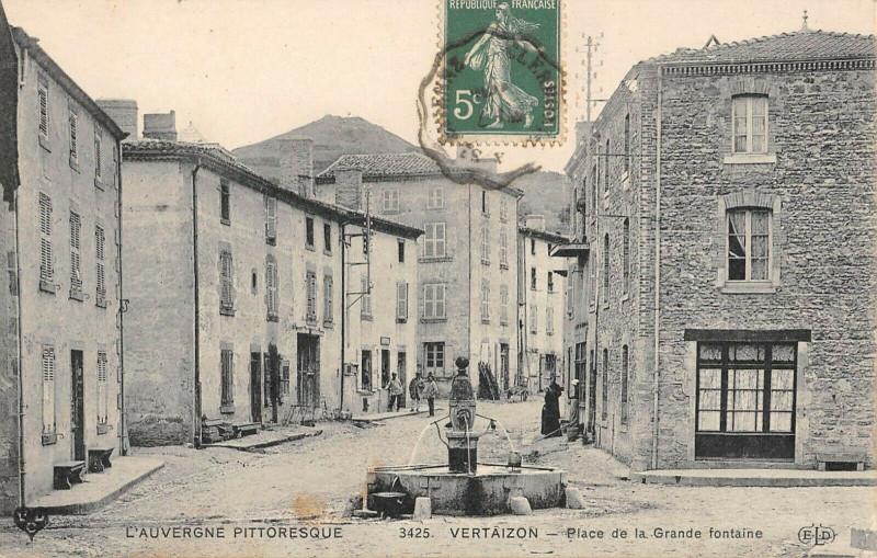 Carte postale ancienne Vertaizon Place De La Grande Fontaine à Vertaizon