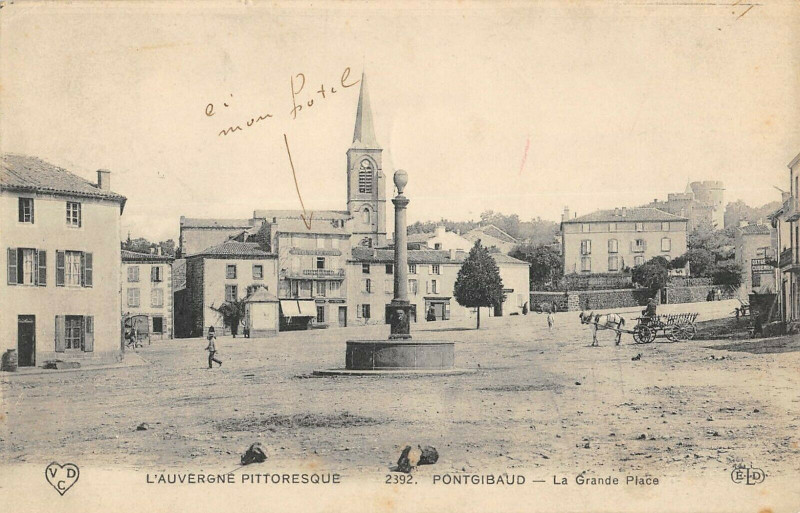 Carte postale ancienne Pontgibaud La Grande Place à Pontgibaud