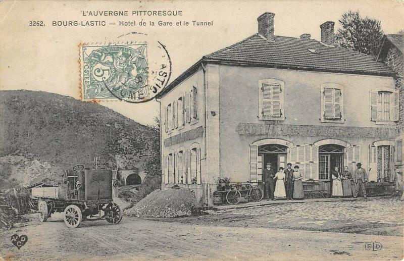Carte postale ancienne Bourg Lastic Hotel De La Gare Et Le Tunnel à Lastic