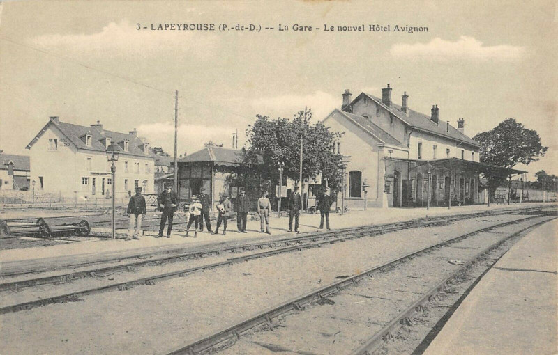 Carte postale ancienne Lapeyrouse La Gare Le Nouvel Hotel Avignon à Lapeyrouse