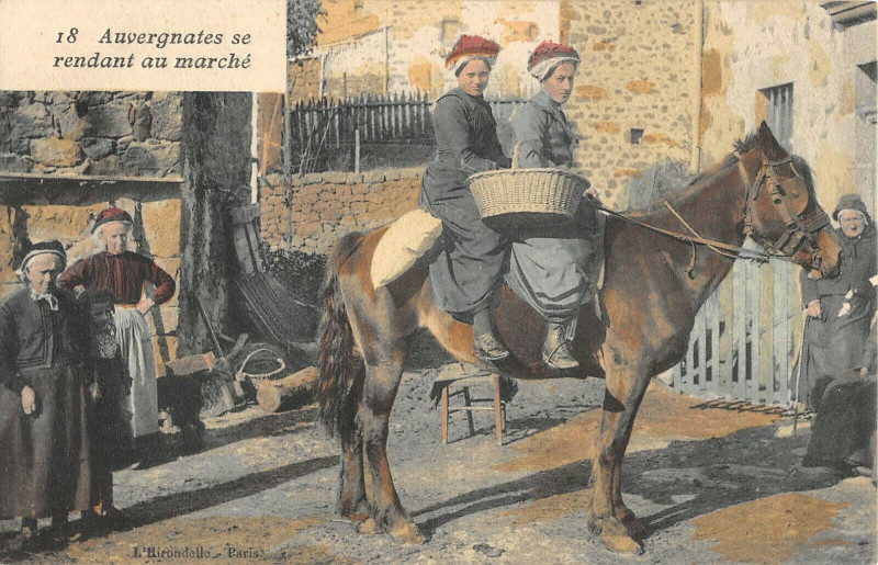 Carte postale ancienne Auvergnates Se Rendant Au Marche