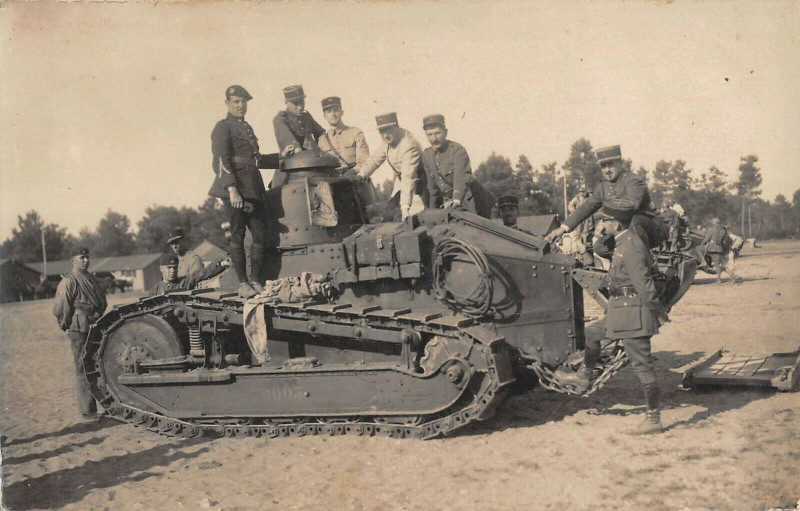 Carte postale ancienne Souge Carte Photo Situee Au Verso Tank Ou Char D'Assaut Militaires