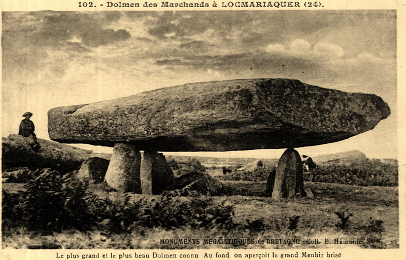 Carte postale ancienne Table des marchands Emile Hamonic à Locmariaquer
