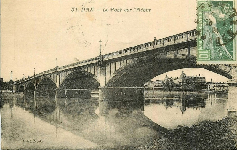 Carte postale ancienne Dax (Landes) - Pont et vue sur Hôtel des Thermes 2