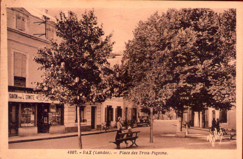 Carte postale ancienne Dax (Landes) - Place des Trois-pigeons 1