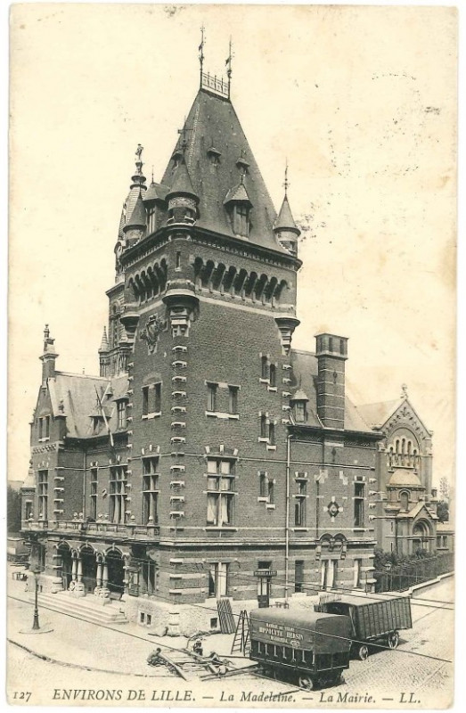 Carte postale ancienne La mairie de la Madeleine en 1908