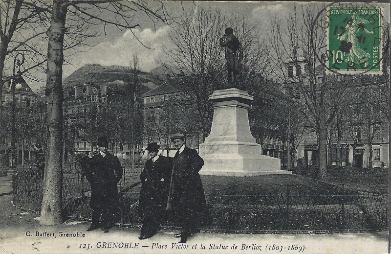 Carte postale ancienne Place Victor et la Statue de Berlioz à Grenoble