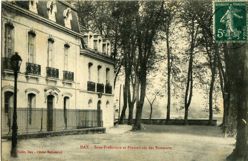 Carte postale ancienne Dax (Landes) - Sous-Préfecture et Promenade des Remparts
