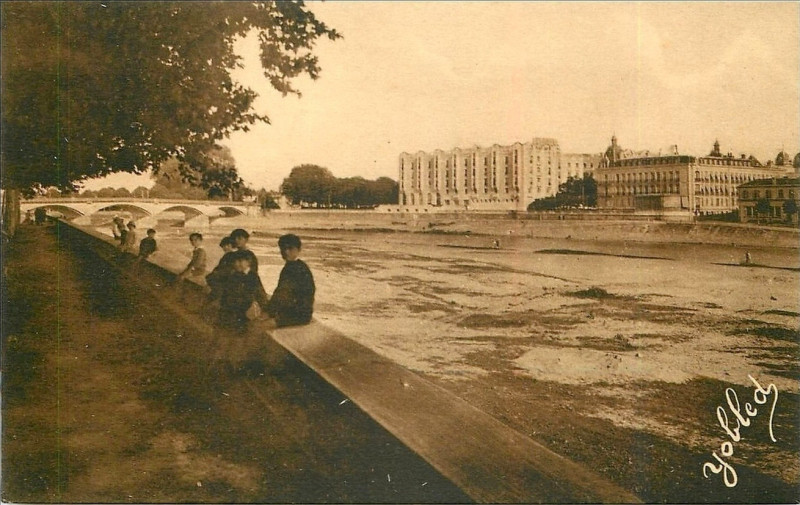 Carte postale ancienne Dax (Landes) - rives de l'Adour 6