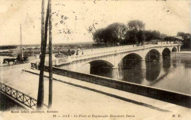 Carte postale ancienne Dax (Landes) - Esplanade Théodore Denis et le pont
