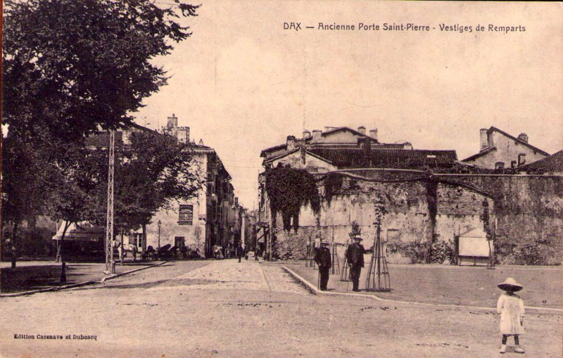 Carte postale ancienne Dax (Landes) - rue Saint-Pierre 1
