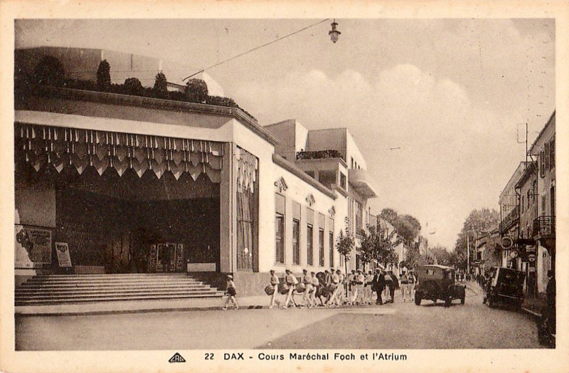 Carte postale ancienne Dax (Landes) - Cours Maréchal Foch et l'Atrium 2