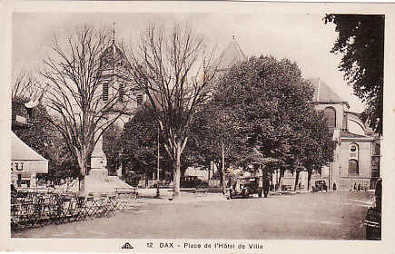 Carte postale ancienne Dax (Landes) - Place du Cathédrale 4