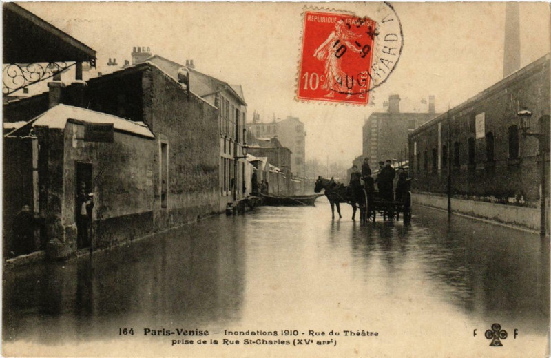 Carte postale ancienne Paris-Venise - Inondations 1910 - Rue du Théâtre  prise de la rue Saint-Charles à Paris 15e