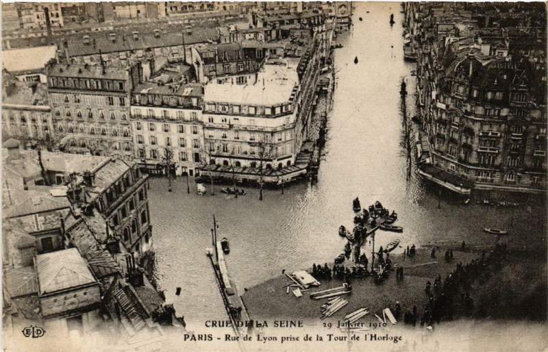 Carte postale ancienne Paris Rue de Lyon prise de la tour de l'Horloge Inondations 1910 à Paris