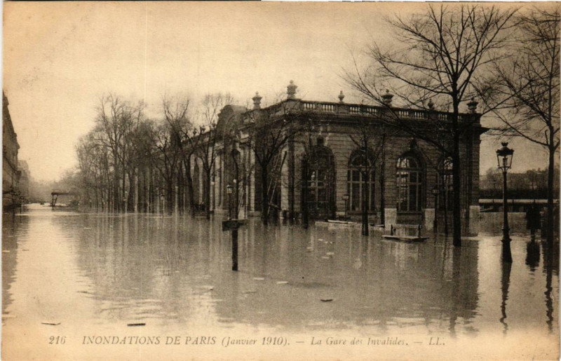 Carte postale ancienne Paris La Gare des Invalides Inondations 1910 à Paris