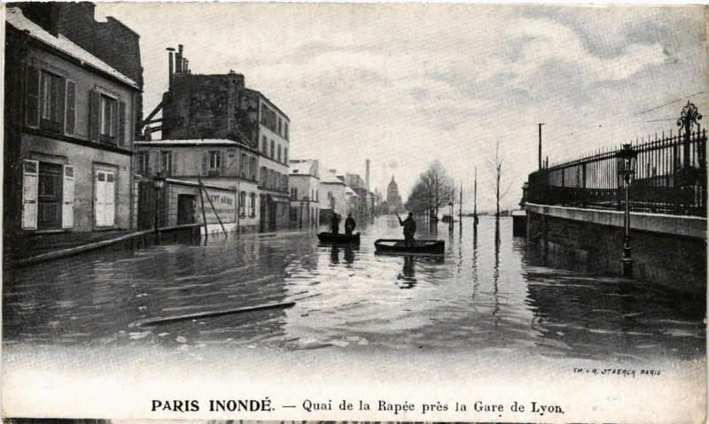 Carte postale ancienne Paris Quai de la Rapée pres la Gare de Lyon Inondations 1910 à Paris