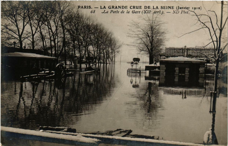 Carte postale ancienne Paris La Porte de la Gare Inondations 1910 à Paris