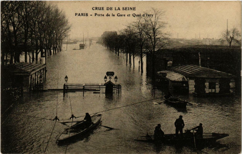Carte postale ancienne Crue de la Seine - Porte de la Gare et Quai d'Ivry à Paris 13e