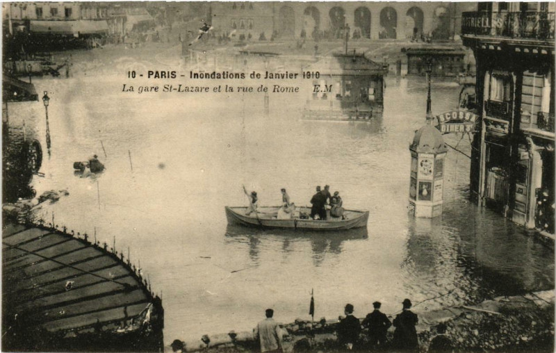 Carte postale ancienne Paris La Gare Saint-Lazare Rue de Rome Inondations 1910 à Paris