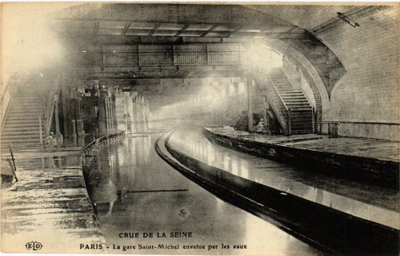 Carte postale ancienne Paris Inondations La Gare Saint-Michel envahie par les-Eaux à Paris