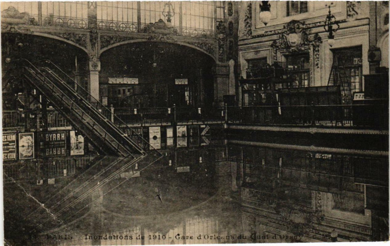 Carte postale ancienne Inondations de 1910 - Gare d'Orléans du Quai d'Orsay à Paris 13e