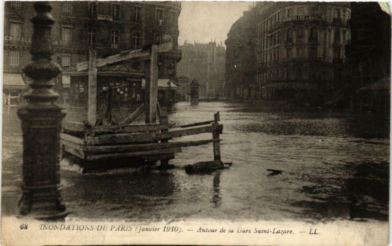 Carte postale ancienne Paris Autour de la Gare Saint-Lazare Inondations 1910 à Paris