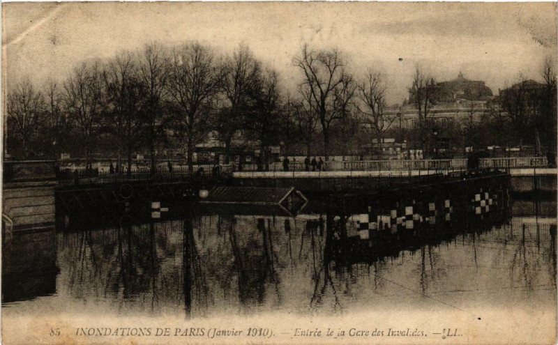Carte postale ancienne Paris Entrée de la Gare des Invalides Inondations 1910 à Paris