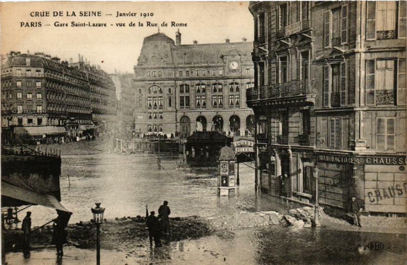 Carte postale ancienne Paris Gare Saint-Lazare vue de la Rue de Rome Inondations 1910 à Paris