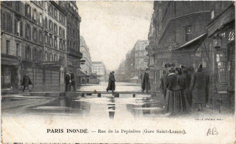 Carte postale ancienne Paris Rue de la Pepiniere Gare Saint-Lazare Inondations 1910 à Paris