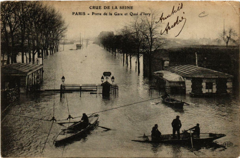 Carte postale ancienne Paris Porte de la Gare et Quai d'Ivry Inondations 1910 à Paris 13e