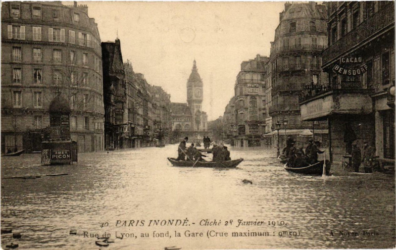 Carte postale ancienne Paris Rue de Lyon au fond, la Gare Inondations 1910 à Paris