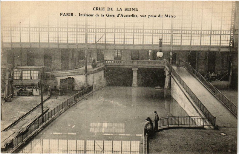 Carte postale ancienne Crue de la Seine - Intérieur de la Gare d'Austerlitz, vue prise du Métro à Paris 13e