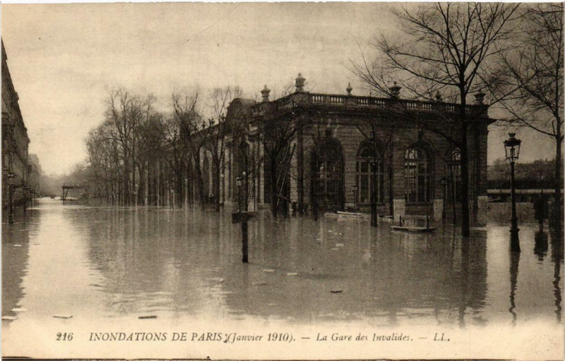 Carte postale ancienne Paris La Gare des Invalides Inondations 1910 à Paris