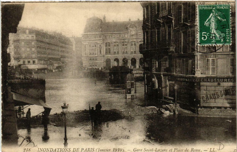 Carte postale ancienne Paris Gare Saint-Lazare et Place de Rome Inondations 1910 à Paris