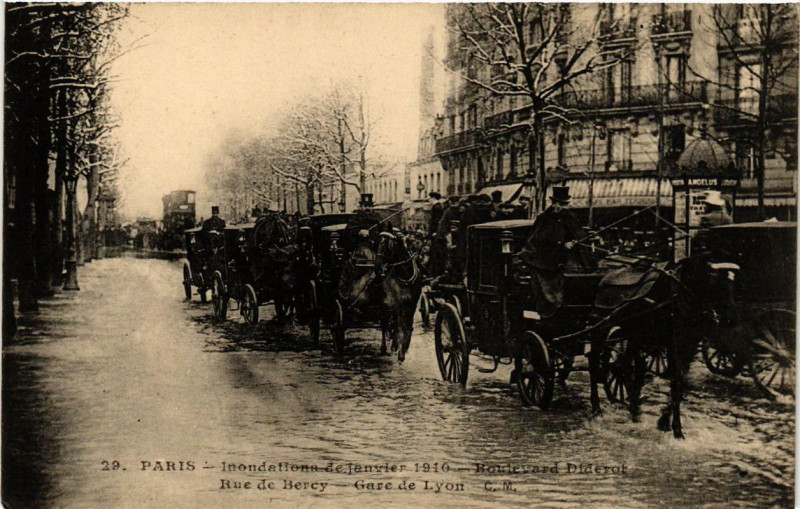 Carte postale ancienne Paris Rue de Bercy Gare de Lyon Inondations 1910 à Paris